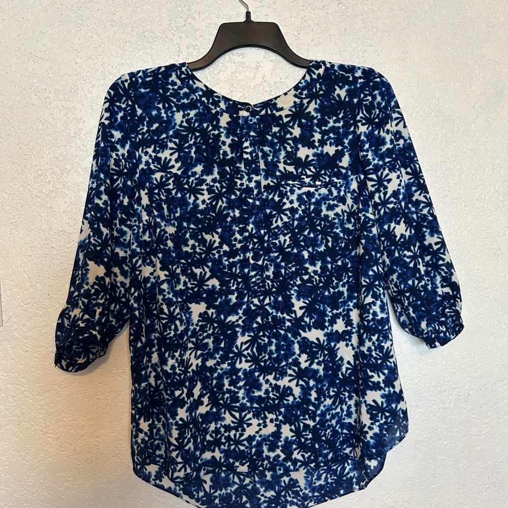 NYDJ Women's Floral Blue & White Blouse Size OX Hi-Lo Hem Lightweight V-Neck